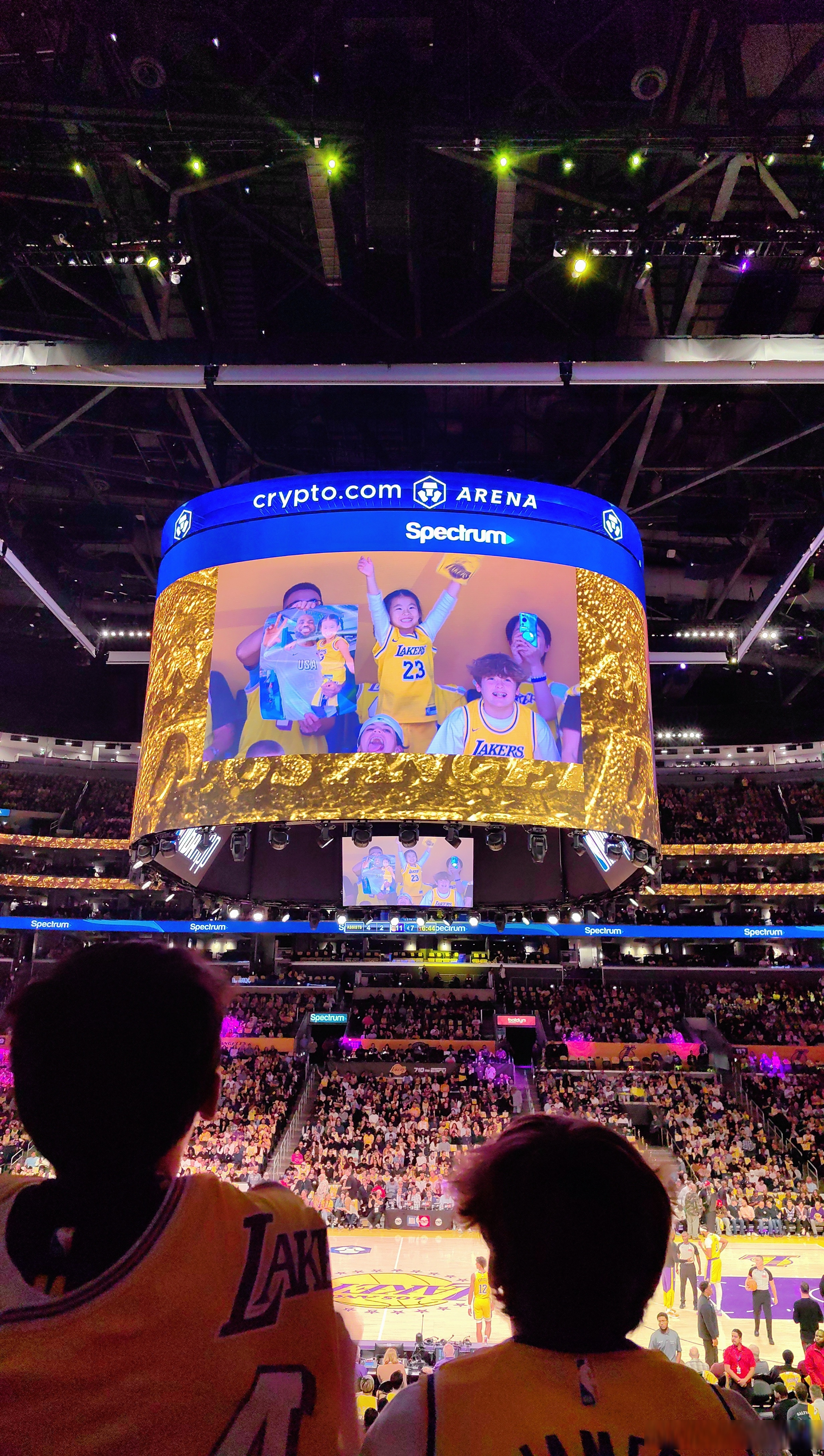 湖人主场告捷，詹姆斯继续霸气表现