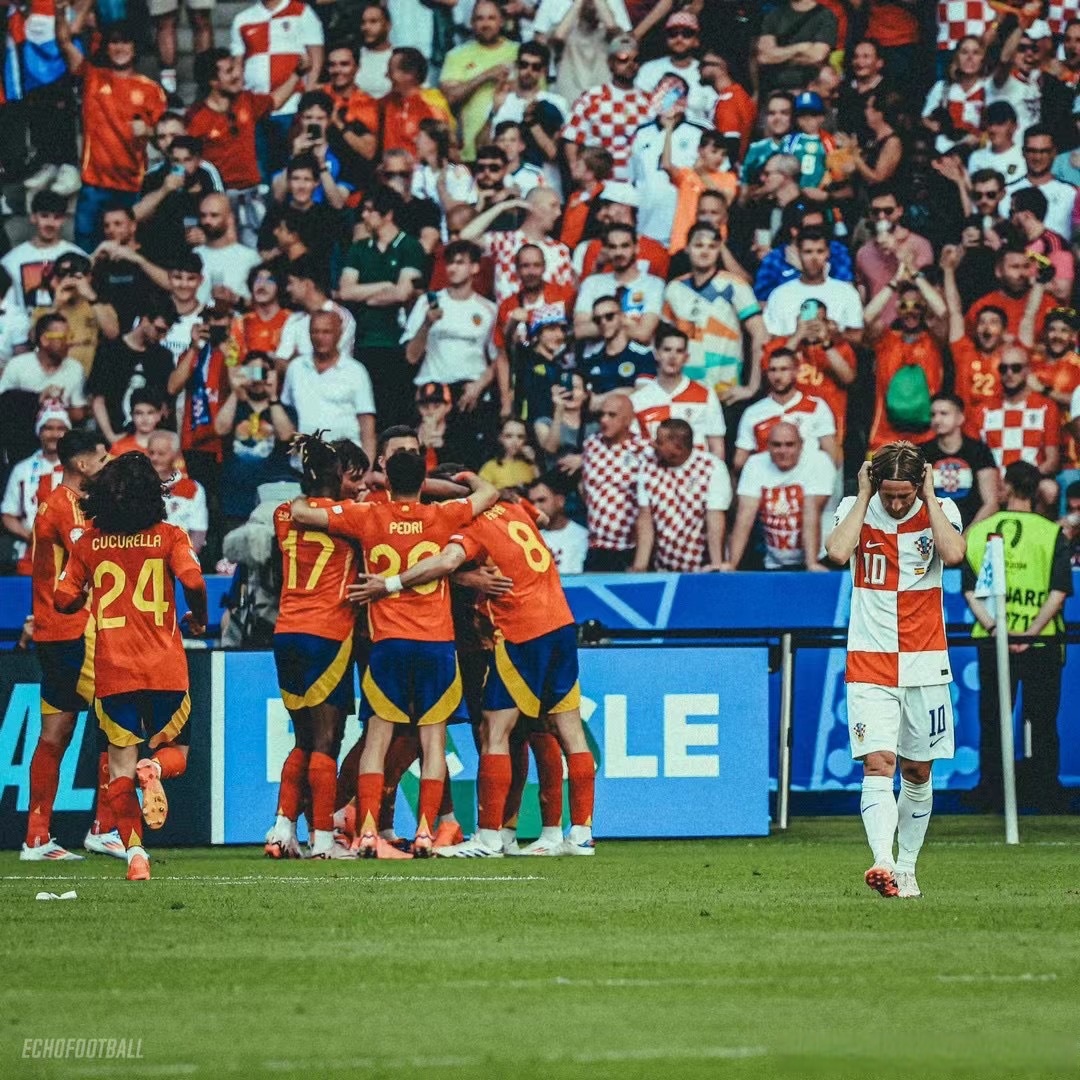 包含阿根廷完胜荷兰，莫德里奇统治全场的词条