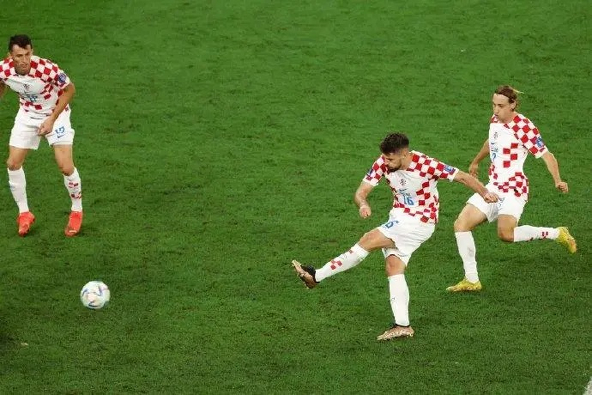 包含阿根廷完胜荷兰，莫德里奇统治全场的词条