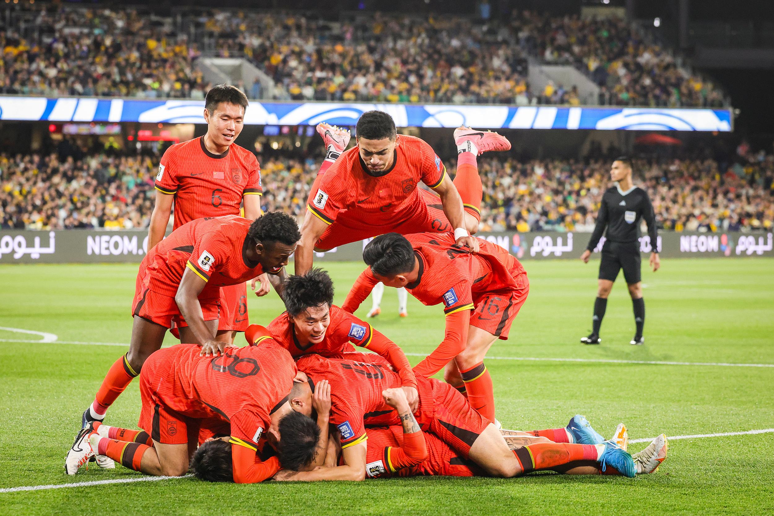 瑞典队完胜葡萄牙队,林高远点燃赛场 瑞典队完胜葡萄牙队,林高远点燃赛场